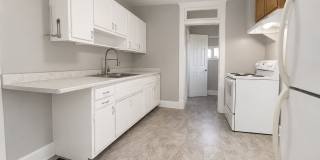 2001 W Jackson St - Spacious 3-Bedroom Rental with Hardwood Floors & Extra Storage Gallery 1