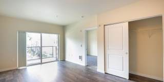 Redmond Square Gallery 28