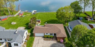 3BD | 3BTH - HOT TUB - WATER FRONT - NEWLY RENOVATED - ON SYLVAN LAKE Gallery 1
