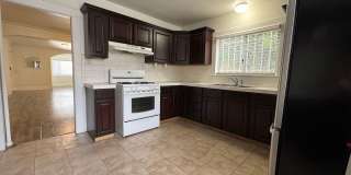 Large centrally located unit with shared yard Large centrally located unit with shared yard Gallery 12