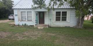 3 Bed 1 Bath with Large Yard, Workshop, and Laundry Hookups Gallery 1