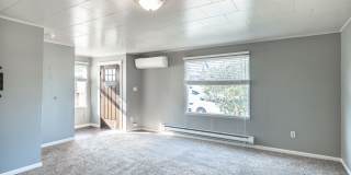 Cute Downtown 2 Bedroom House with Garage & Fenced Yard - Dogs Welcome Gallery 6