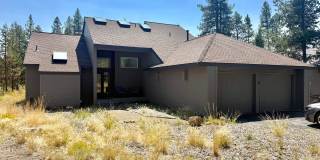 Beautiful 3 Bed/2.5 Bath Home in Sunriver, OR - Hot Tub Included Gallery 1