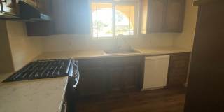 Spacious home in Northeast Hanford, central air, quiet cul-de-sac lot! Gallery 4