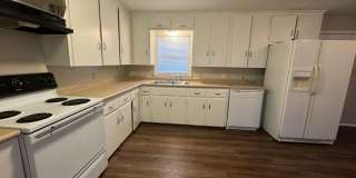 VINYL FLOORS, FENCED YARD 3 Bedroom Near 21st  Yale! Gallery 1