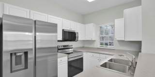 Bright and Spacious Townhome in Gate Community Gallery 9