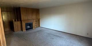 Clean and Comfortable 3 Bedroom, 2 Bathroom Townhouse Gallery 1