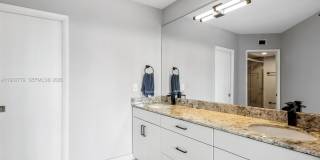 19195 NE 36th Ct Gallery 21