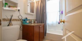 Charming 3 Bedroom-No Broker Fee Gallery 7