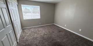 Spacious 3-Bedroom Condo with In-Unit Laundry – Convenient Aurora Location Gallery 9