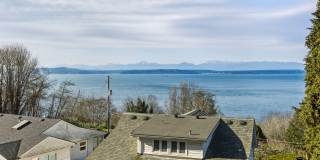 Stunning Sound & Olympic Mountain View Home in North Admiral Gallery 35