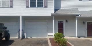 Spacious Townhouse w/Renovated Bathroom Gallery 1