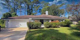 Spacious 3-bedroom, 2-bathroom home with a large sunroom and plenty of living space Spacious 3-bedroom, 2-bathroom home with a large sunroom and plenty of living space Gallery 1