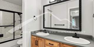 Stunning Townhouse with Washer/Dryer and Central AC Gallery 15