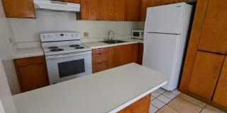 Convenient Makiki 2-bed, 1-bath, 2 parking, Near Punahou, UH Manoa, Kapiolani Hospital Gallery 1