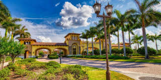 Annual Unfurnished Rental – Coach Home 3 Bedrooms, 2 Baths, 2 Car Garage, with Resort Like Amenities – Gran Paradiso Community! Gallery 21