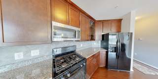 Beautifully maintained 2Bed/2Bath Condo - Great Location Gallery 3