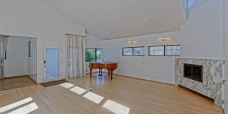 MODERN & BRIGHT. TOP-FLOOR, 4BR3BA HOUSE-LIKE APARTMENT W/ OPEN FLOOR PLAN, 3 DECKS FOR INDOOR/OUTDOOR LIVING & 2-CAR GARAGE JUST BLOCKS TO ABBOT KINNEY, PARK & MINS TO CANALS & BEACH! Gallery 6