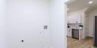 910 Sanders Street Gallery 24