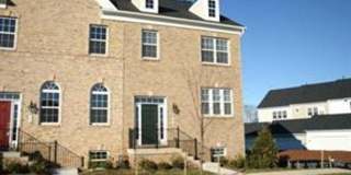 END UNIT TOWNHOUSE WITH 2 CAR GARAGE, 4 BEDROOMS AND 3.5 BATHS..FINISHED REC ROOM Gallery 1
