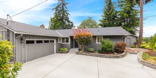 VIEWS - 2 Bedroom Home in Kirkland Highlands Gallery 1