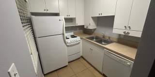 Amazing upstairs unit available, centrally located in Sarasota's best area. Gallery 5