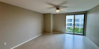 Modern Downtown Seattle Studio Gallery 4