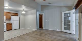 2 Bed Jack & Jill Bathroom  2 Car Garage With Office In The Heart of Yukon! Gallery 11