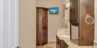 Beautiful & Spacious 4Bd 3.5Bath Home w/An Occupied Mother in Law Suite on Lower Level Gallery 124