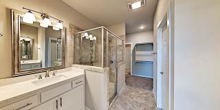 Beautiful 3 Bedroom, 2 Bath Home with Study and Storm Shelter - Yukon Schools. Gallery 12