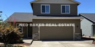 4Bd/2.5Ba Two Story House - Available to View! Gallery 1