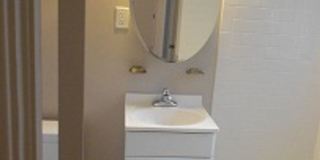 2Br/1Bth apartment available NOW! Great Location! Gallery 5