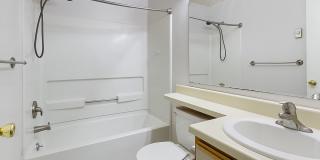 2 Bed/2 Bath with loft. Close to Campus On bus line. Gallery 14