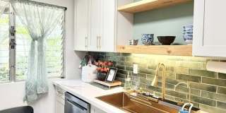 PARTIALLY FURNISHED 3br/2.5ba/2pkg Townhouse w/ENCL yard! Gallery 4
