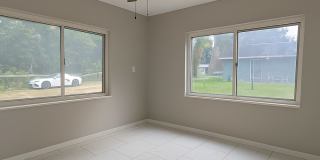 Beautifully Renovated 3BR Concrete Block House w/massive screen porch Gallery 1