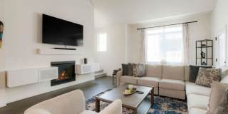 Spacious 3BR 3 Full Bath Condo in Aurora Gallery 1