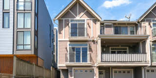 Spacious 3 Bed 2.5 Bath Townhome with Views and Two Parking Spaces – First Hill/Capitol Hill Gallery 1