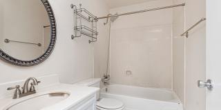 2 Bedroom Townhome with Private Patio Gallery 5