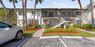 5 miles from 5th Avenue and Downtown Naples! Gallery 1
