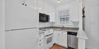 Charming & Restored 2BD/2BA Historic Rowhouse in Historic Snows Court Gallery 3
