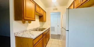 Desert Atrium - Studios, 1 Bedrooms and 2 Bedrooms in Great Location! Community Pool! Gallery 9