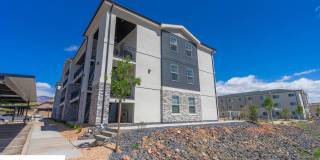 Inviting 2 Bedroom End Unit Condo - Pet Friendly! Gallery 1