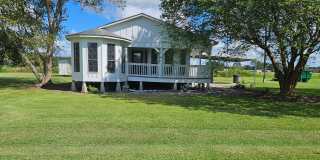 3-Bedroom, 2-Bath Home with a Kitchen Island Gallery 1