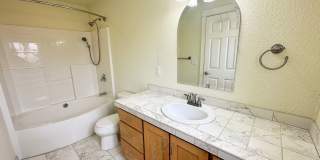 Spacious and bright 2 bed 2.5 bath Townhouse Gallery 20