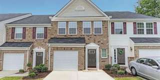 Spacious 3 bedroom Townhome! Gallery 1