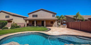 Stunning 4BR House in Phoenix with sparkling pool, resort style backyard and solar panles Gallery 6