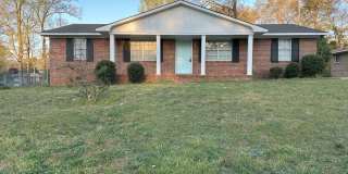 Spacious 3 Bedroom, 2 Bathroom Home with Large Yard Spacious 3 Bedroom, 2 Bathroom Home with Large Yard Gallery 1