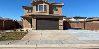 Gorgeous Home with HUGE backyard and play-set. Gallery 1