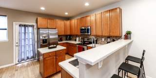 Fully Furnished Downtown 2 Bed, 4 Bath Executive Townhouse Gallery 4