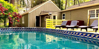 FURNISHED: Modern 6 Bdrm (7 beds) Home with BBQ, Foosball, HotTub & Private Pool - Close To Airport&Downtown Gallery 6